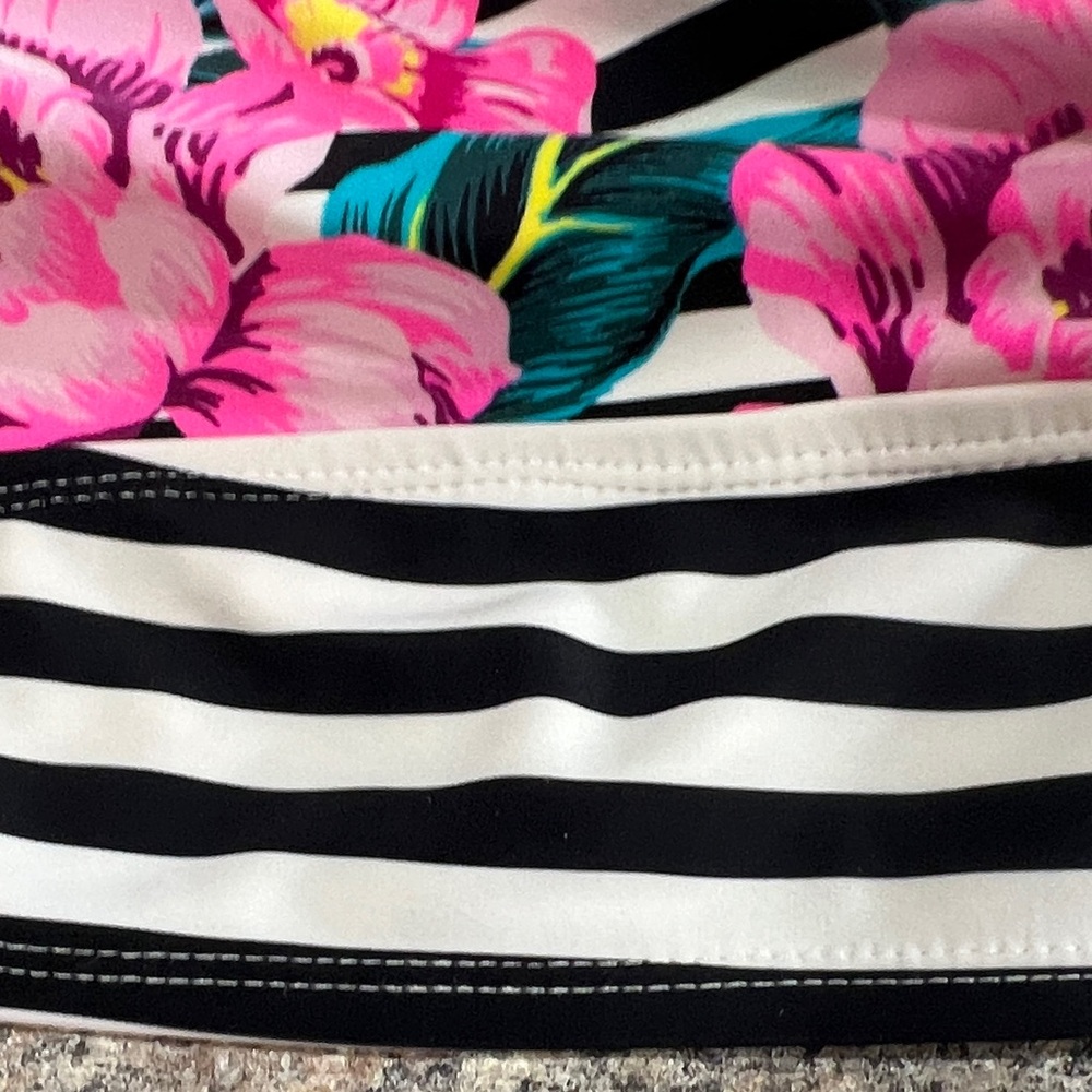 Torrid Black and White Striped Floral Swimsuit 5x top and 4x bottoms - Picture 10 of 13
